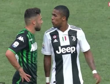 Ο Ντάγκλας Κόστα της Γιουβέντους φτύνει... τον αντίπαλό του (βίντεο)